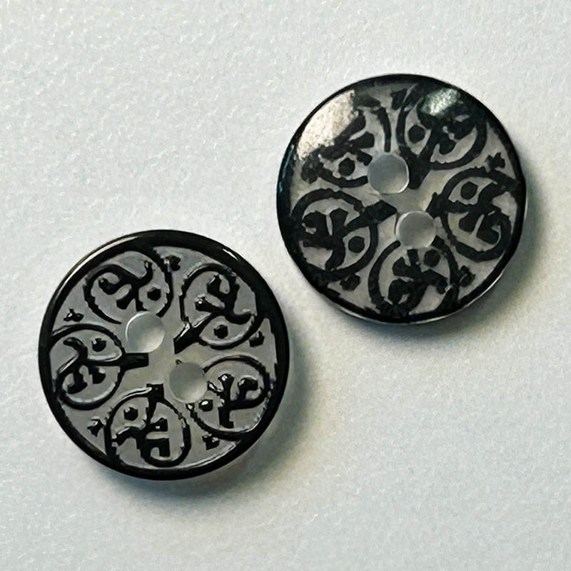 www.knopfparadies.de  - 5668sc - Knöpfe schwarz grau natur mit filigranem Ornamentmuster
