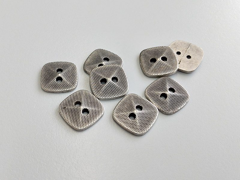 www.knopfparadies.de - 4545as - Altsilberfarbene, kleine, quadratische Blusenknöpfe aus Metall