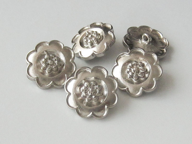 www.knopfparadies.de - 3645si - Hübsche Metallknöpfe in Form von kleinen Blumen / Blüten