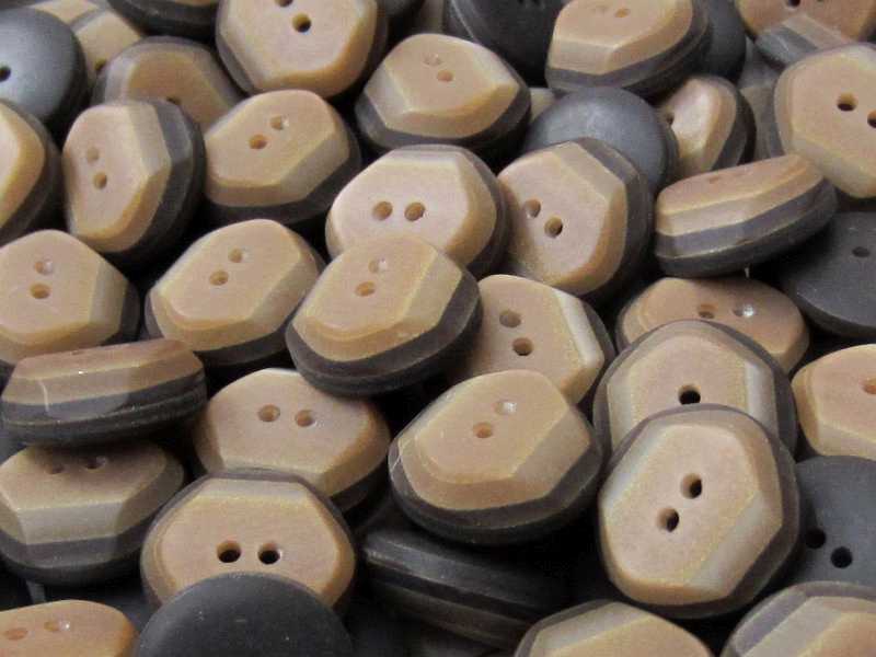 Toffee brauner Zweiloch Kunststoff Knopf mit Sechseck