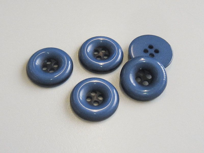 www.knopfparadies.de - 2208bl - Blau schimmernde Kunststoffknöpfe
