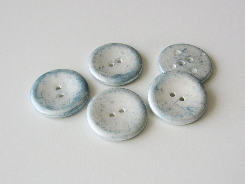 www.Knopfparadies.de - 4418bl - Kreative perlmuttweiße Kunststoffknöpfe mit metallic hellblauer Melierung