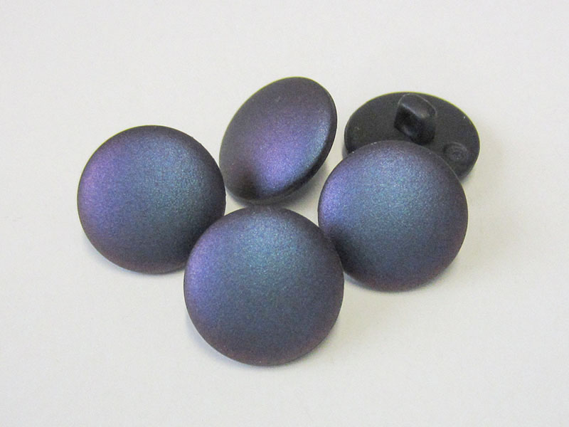 www.Knopfparadies.de - 4222bl - Schillernde lila blaue grüne Ösenknöpfe aus schwarzem Kunststoff