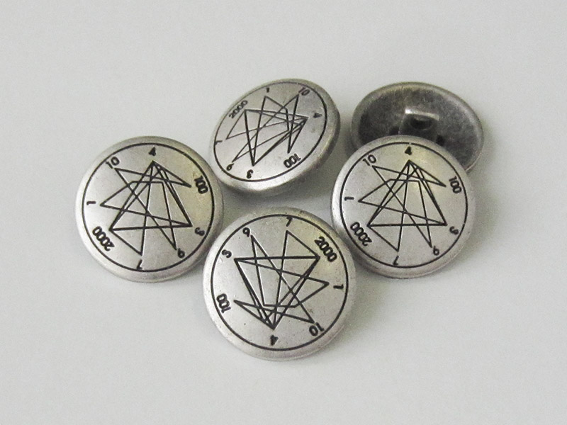 Altsilberfarbener Metallknopf mit Geometrie Muster
