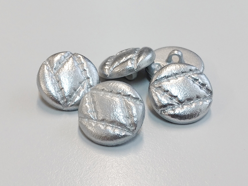 www.knopfparadies.de - 6005si - Silberfarbene Kunststoffknöpfe, fast wie Lederknöpfe