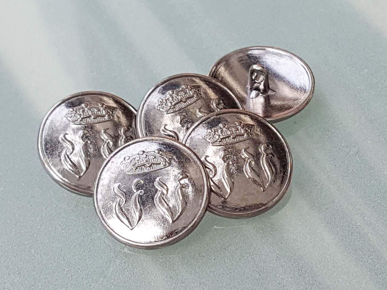Metallknopf mit Krone und Initialien, dunkel chromfarben