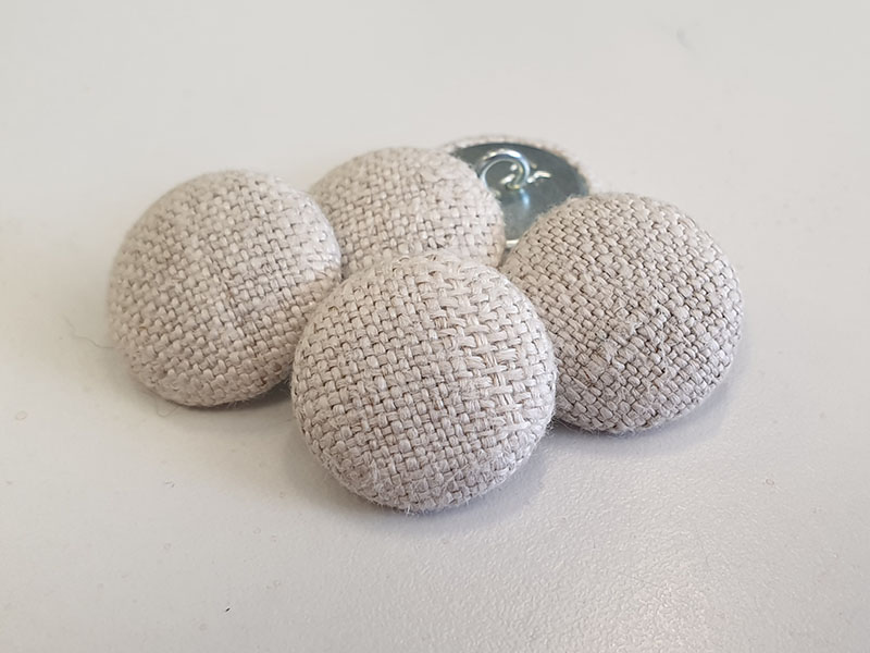 Mit handgewebtem Bauernleinen bezogene Knöpfe in Naturfarbe