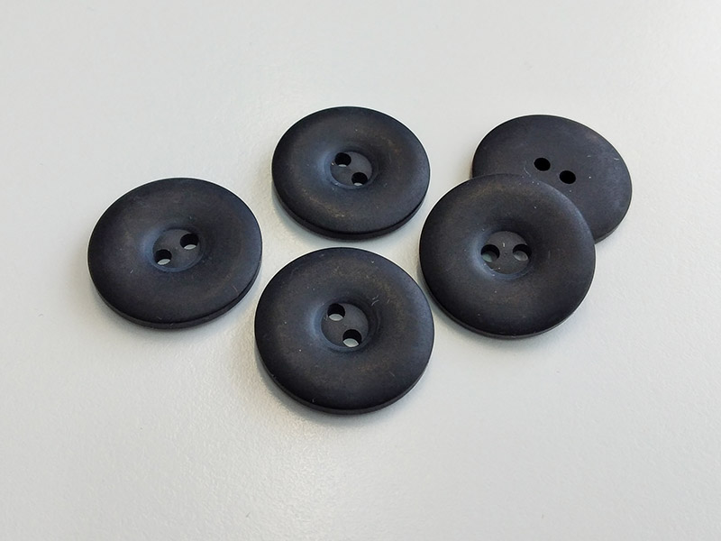wwww.knopfparadies.de - 6346sc - Matt schwarze Kunststoffknöpfe mit zwei Löchern