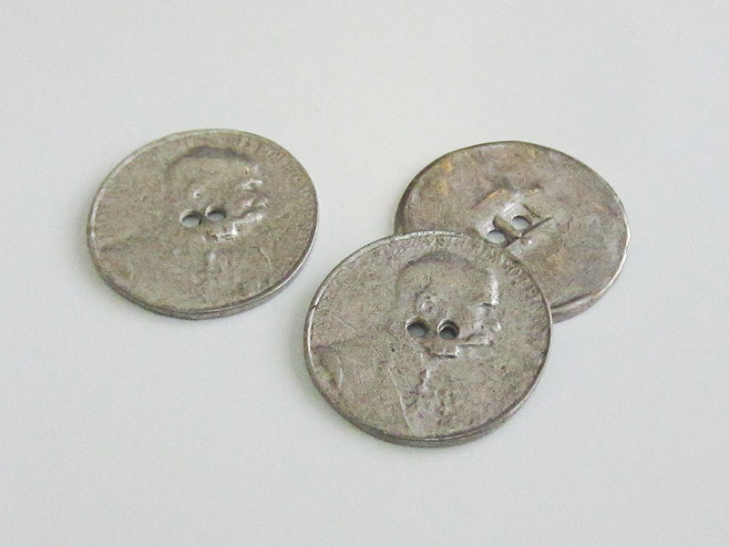 Antik wirkende silberfarbene Metallknöpfe mit Franz-Joseph-Münz-Motiv