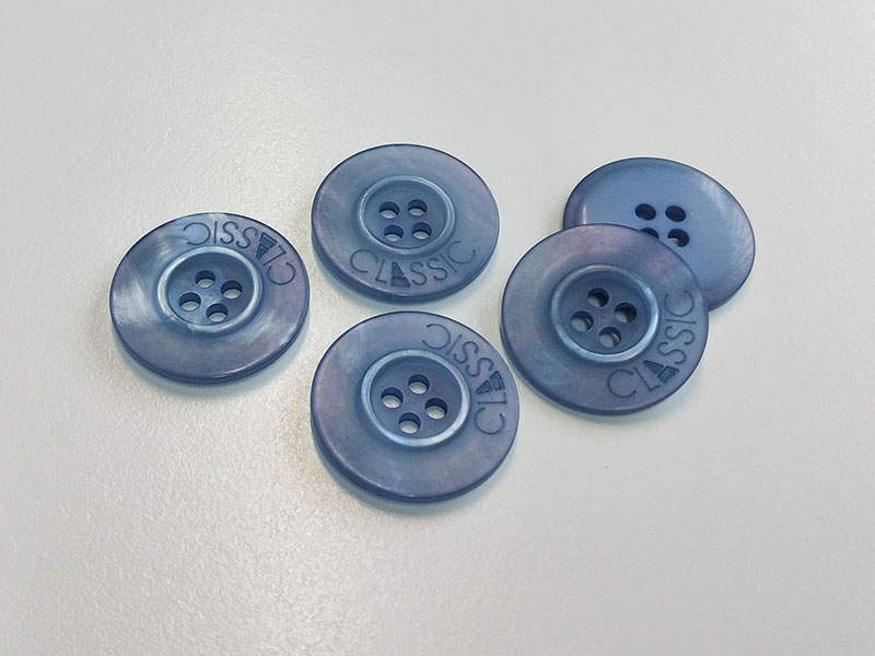 www.knopfparadies.de - 6563bl - Blau schimmernde Mantelknöpfe aus Kunststoff mit vier Knopflöchern