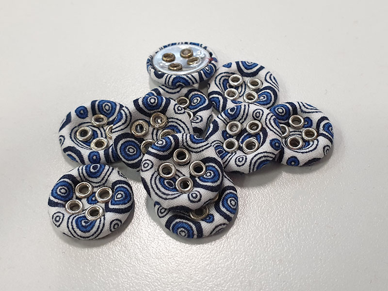 www.Knopfparadies.de - 5949ov - Nostalgische weiße Stoffknöpfe mit blauem Kreis Muster