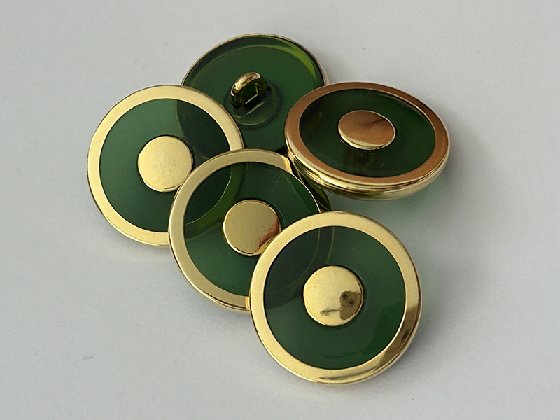 www.knopfparadies.de - k361gn - Kunststoffknopf in Grün mit edlem goldfarbenen Metallrand