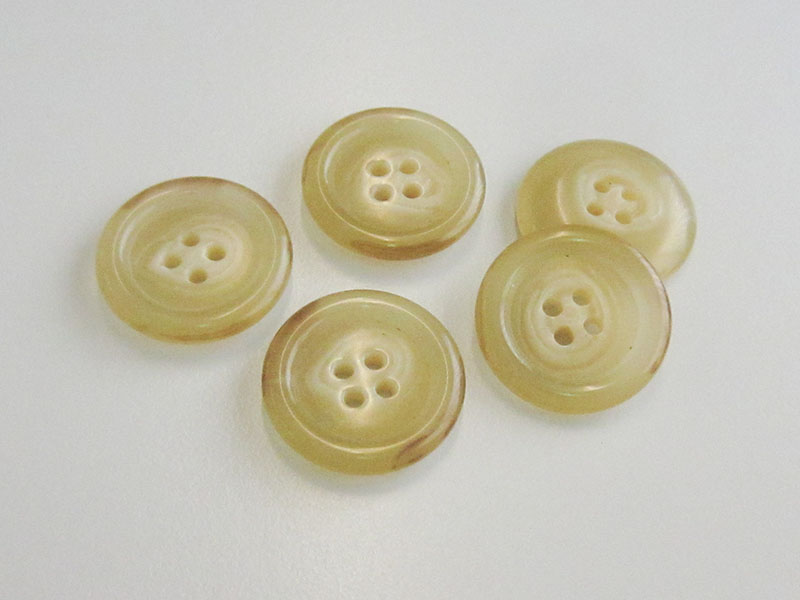 www.knopfparadies.de - 3539bf - Blonde Büffelhornknöpfe mit vier Knopflöchern