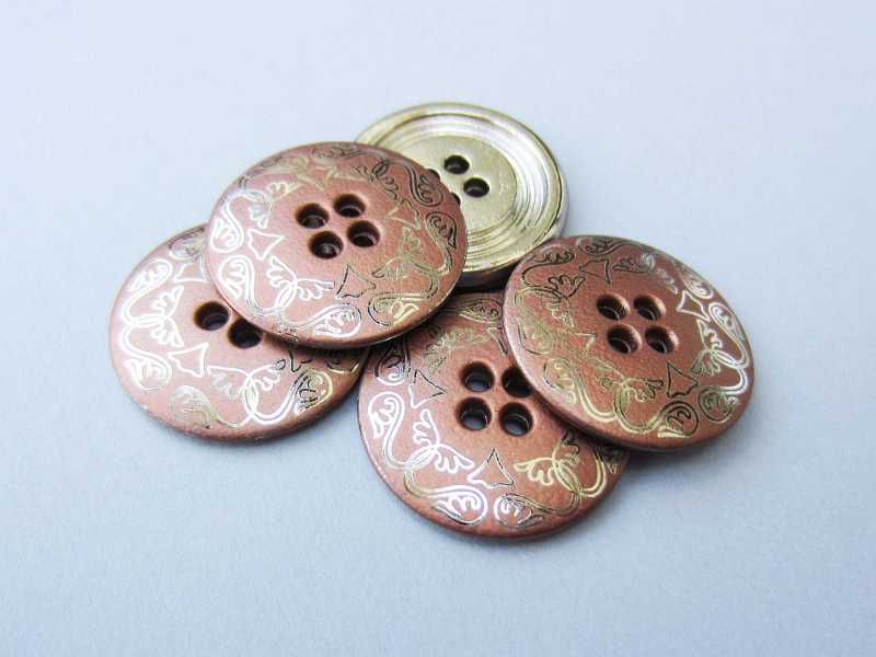 Kleiner Metallknopf mit filigranem Jugenstil Muster