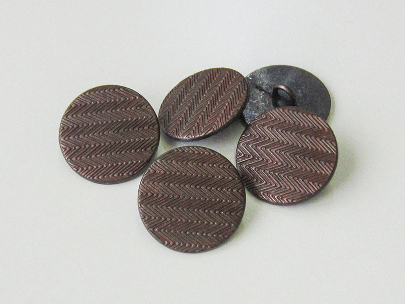 www.Knopfparadies.de - 3974ro - Tolle rot eisenfarbene Ösenknöpfe aus Metall mit geometrischem Muster