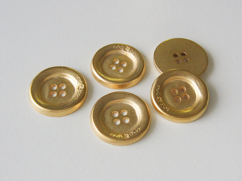 www.knopfparadies.de - 3274go - Metallknöpfe in matt goldfarben, mit vier Löchern und hübschem Detail am Rand