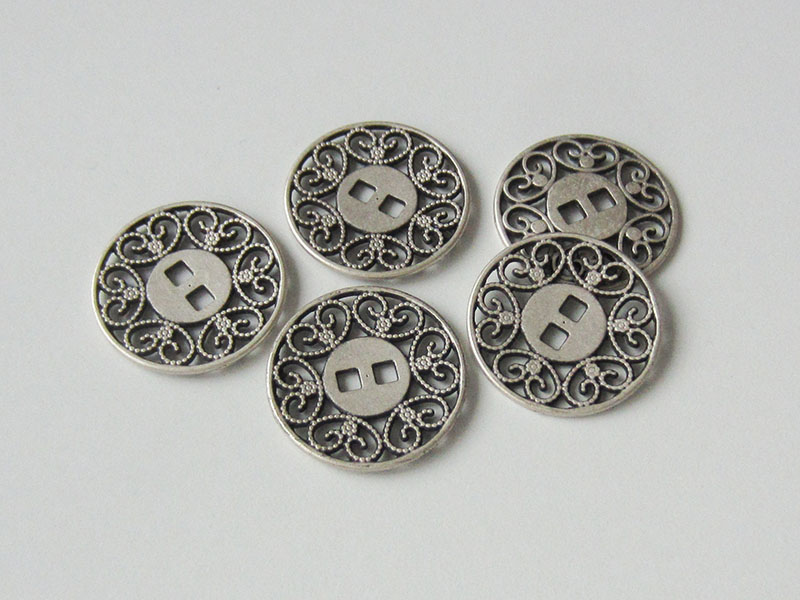 www.knopfparadies.de - 2553as - Wunderschöne Metallknöpfe mit zwei eckigen Löchern und Durchbruchmuster