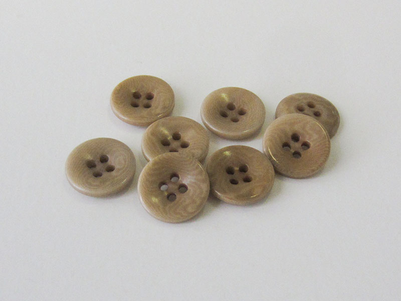 www.Knopfparadies.de - 5948be - Beige / hellbraun gemaserte Vierlochknöpfe aus echter Steinnuss