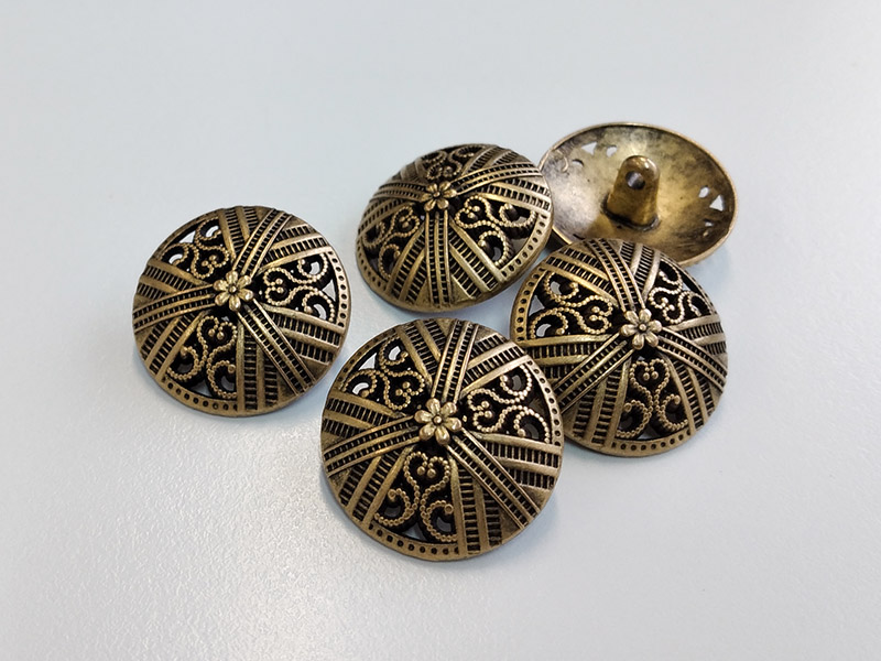 www.knopfparadies.de - 6129ag - Altgoldfarbene Metallknöpfe mit opulentem Durchbruchmuster