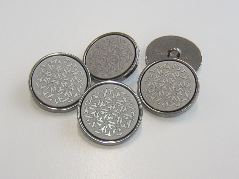 www.Knopfparadies.de - 0512hg - Edle gemusterte Metallknöpfe in Silber & Hellgrau