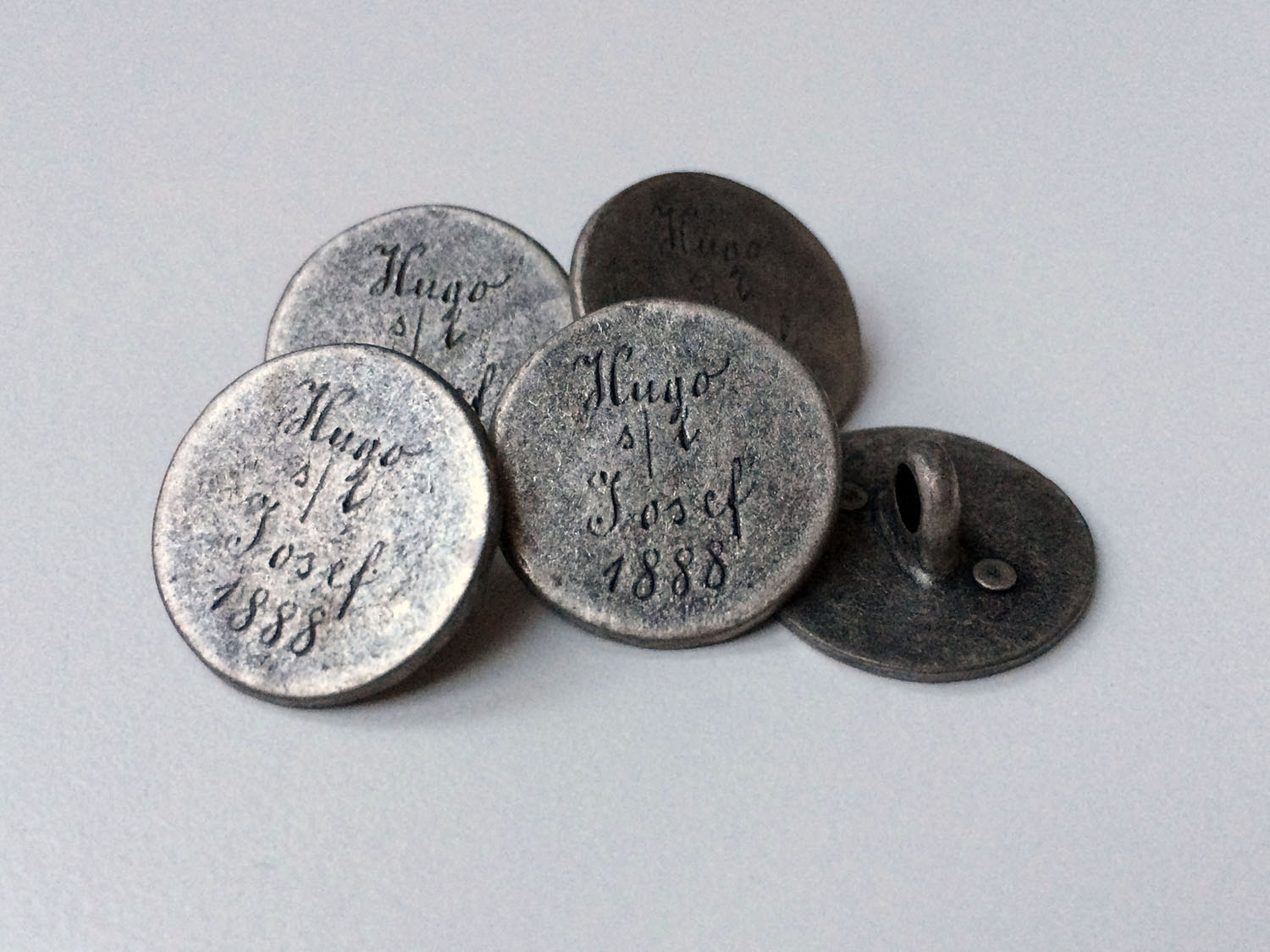 Antik wirkender Metall Knopf Hugo s / l Josef 1880