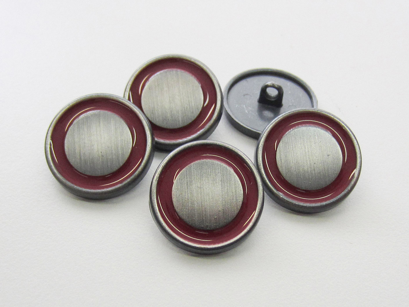Eisenfarb. Metall Ösen Knopf mit rot glänzendem Ring