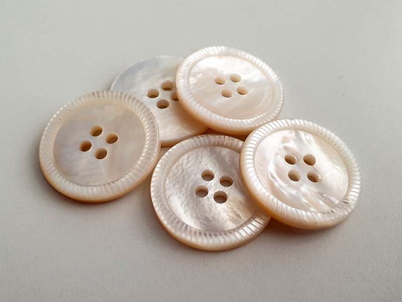 www.knopfparadies.de - 5990wb - Weiß - beige Perlmuttknöpfe mit gekördeltem Rand