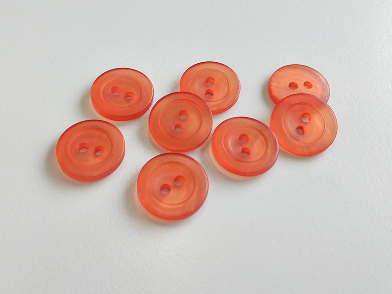www.knopfparadies.de - 4210do - Orange eingefärbte, hübsche Kunststoffknöpfe mit zwei Löchern