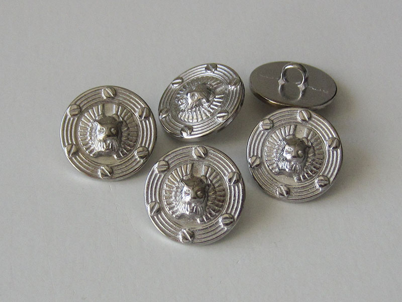 Silberfarbener DesignerKnopf