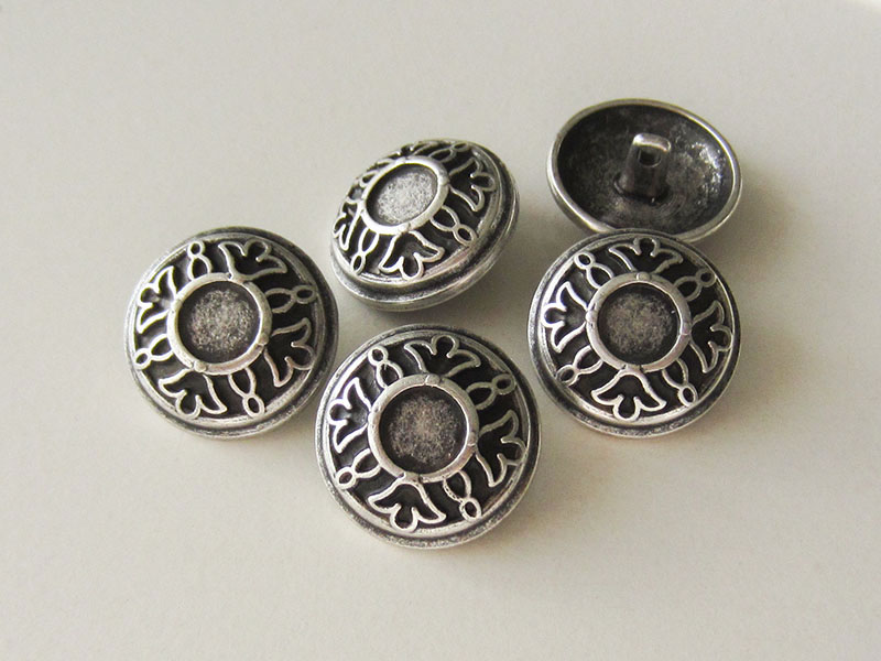 www.Knopfparadies.de - 2631as - Bildschöne Metallknöpfe in Silber mit Blumen Muster