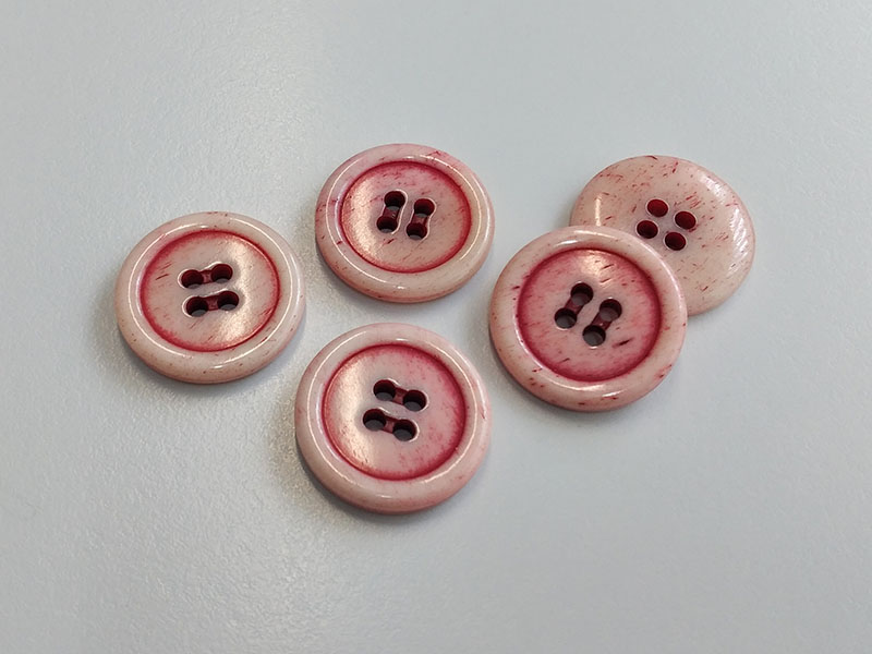 www.knopfparadies.de 6759ro - Blass rot eingefärbte, beinerne Knöpfe