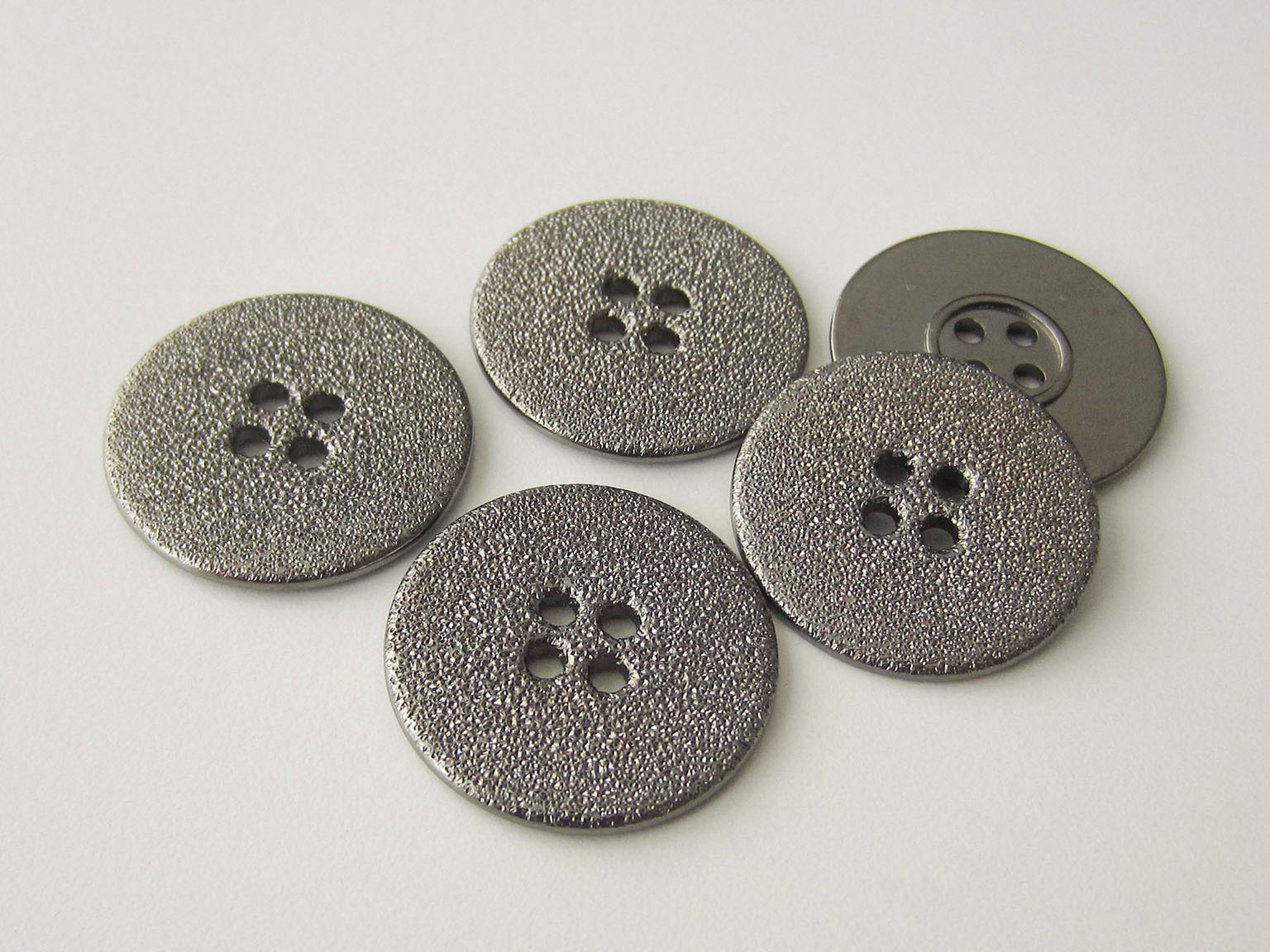 Edler Vierloch Metall Knopf mit glitzernder Oberfläche