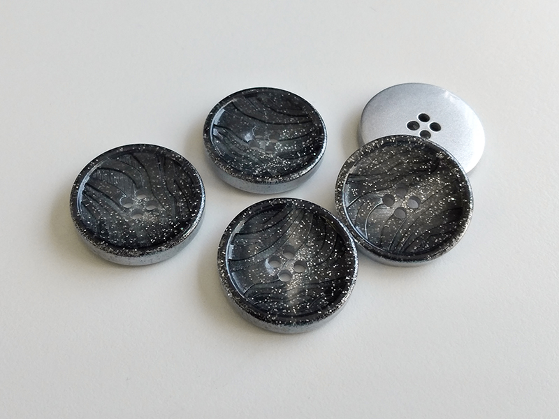 www.knopfparadies.de - 5256gr - Grau glitzernde Mantelknöpfe aus Kunststoff
