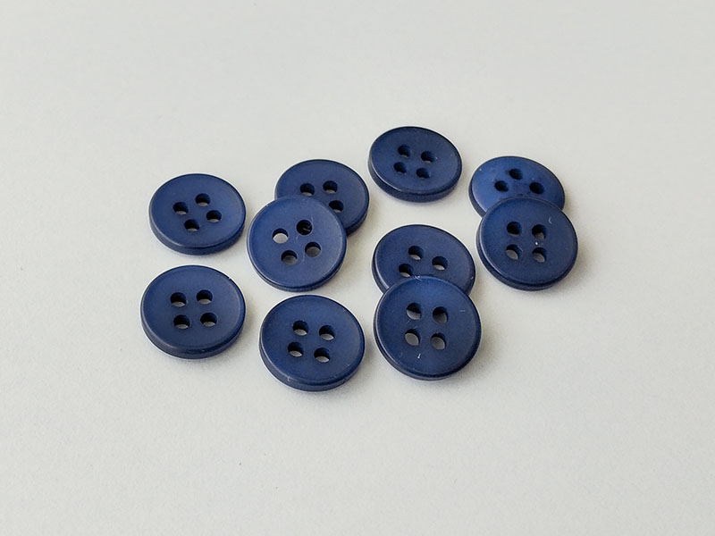 www.knopfparadies.de - 6035db - Dunkelblaue Kunststoffknöpfe mit vier Löchern