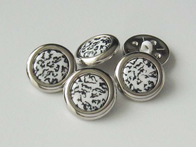 www.knopfparadies.de - 2505si - Kunststoffknöpfe mit Animal Print und silberfarbenem Rand