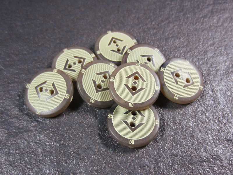 Braun-beige Knöpfe in Hornoptik
