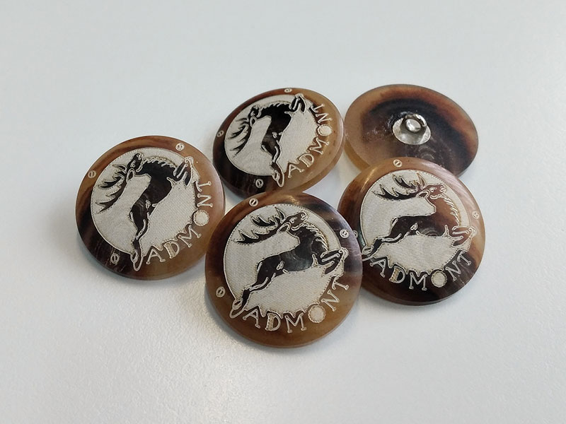 www.knopfparadies.de - 6526br - Braune Kunststoffknöpfe mit Motiv Hirsch