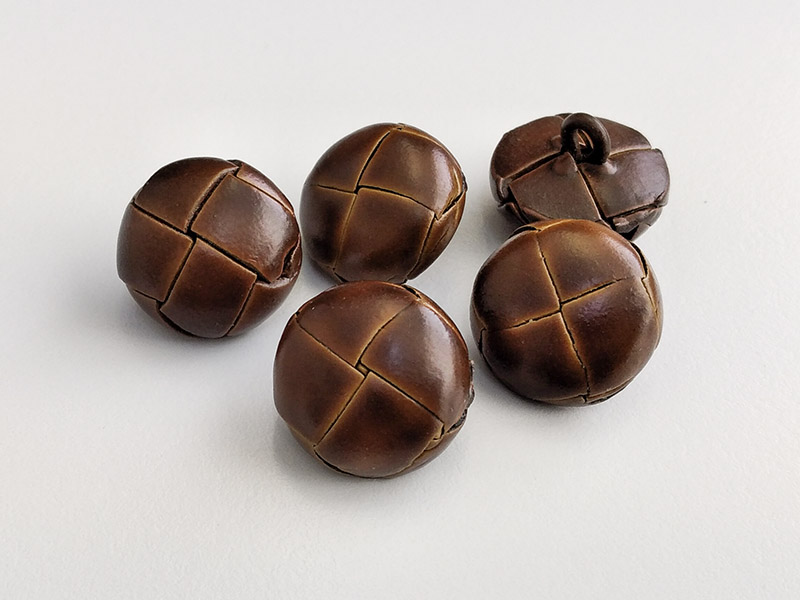 www.knopfparadies.de - 6172br - Cognacfarbene Lederknöpfe mit Flechtmuster
