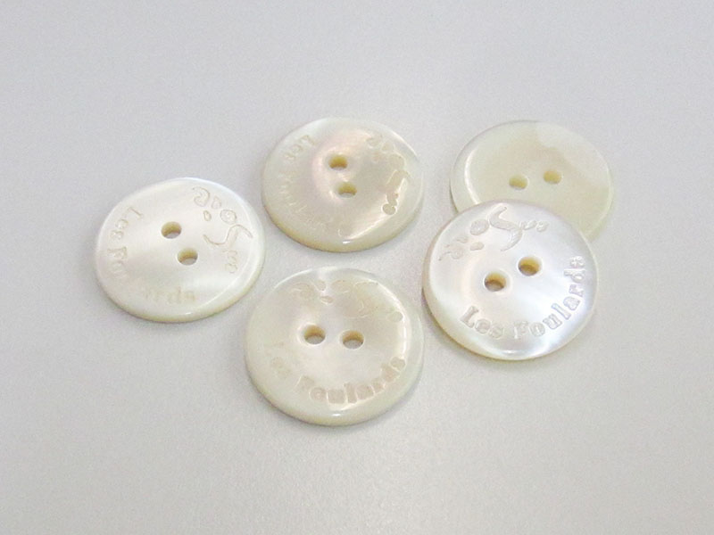 www.knopfparadies.de - pm092 - Weiß-beige schillernde Perlmuttknöpfe in robuster Qualität
