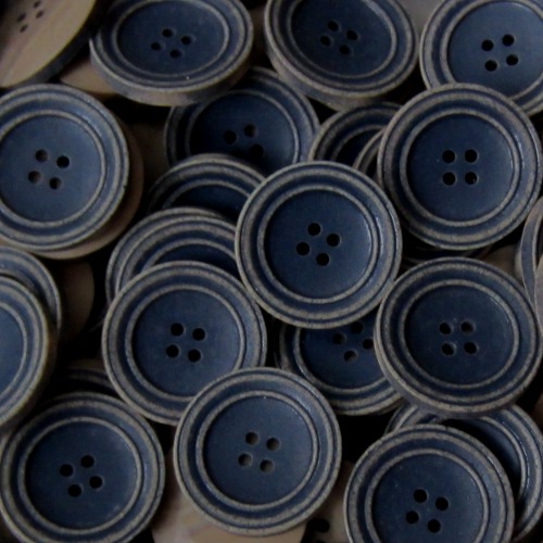 Tellerförmiger blau hellbrauner Kunststoff Knopf