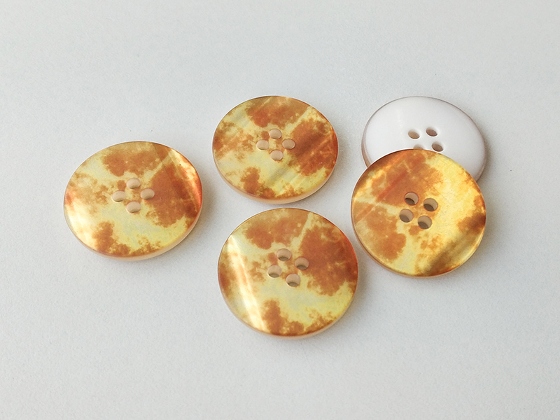 www.knopfparadies.de - 2958og  - Orange und gelb schimmernde Kunststoffknöpfe mit vier Löchern.