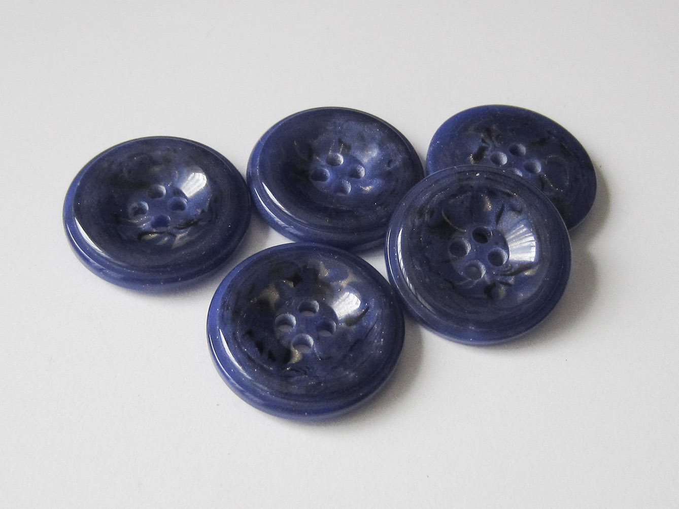 Blau marmorierte Vierlochknöpfe aus Kunststoff