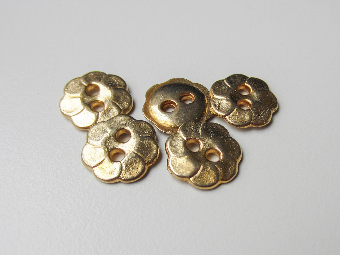 Kleiner goldfb. Blusen Metall Knopf wie Blüte / B-WARE