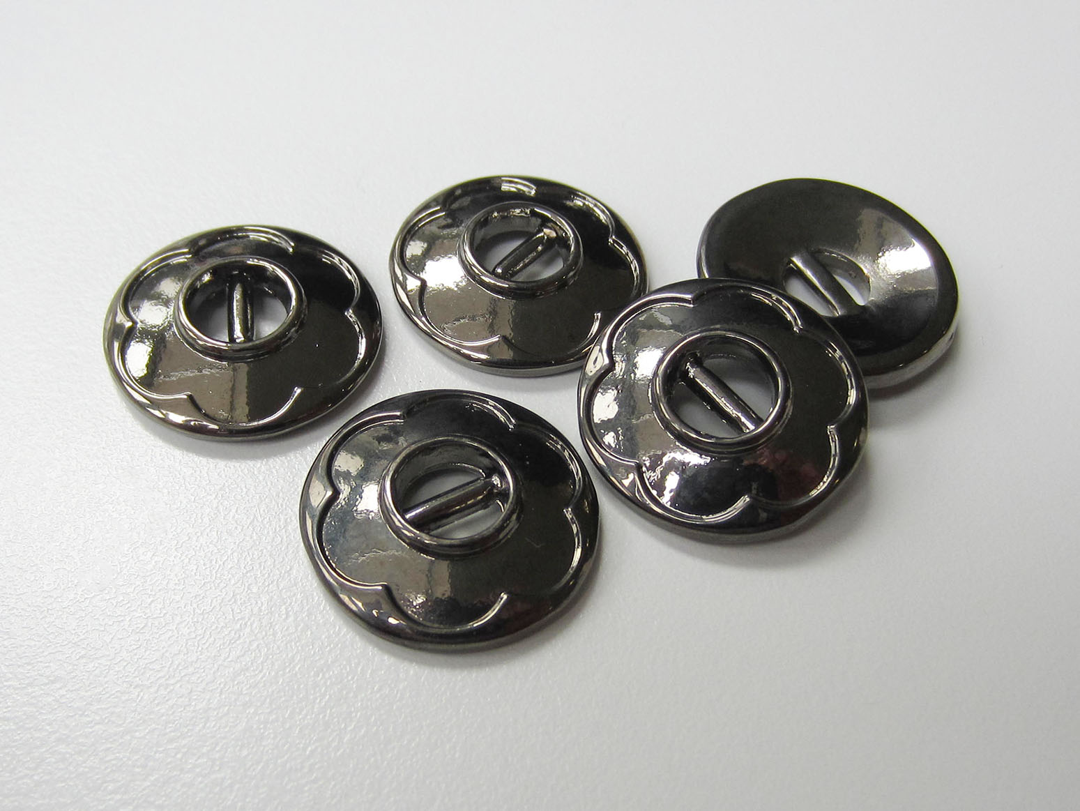 Moderner chromfarbener Steg Metall Knopf mit Blume
