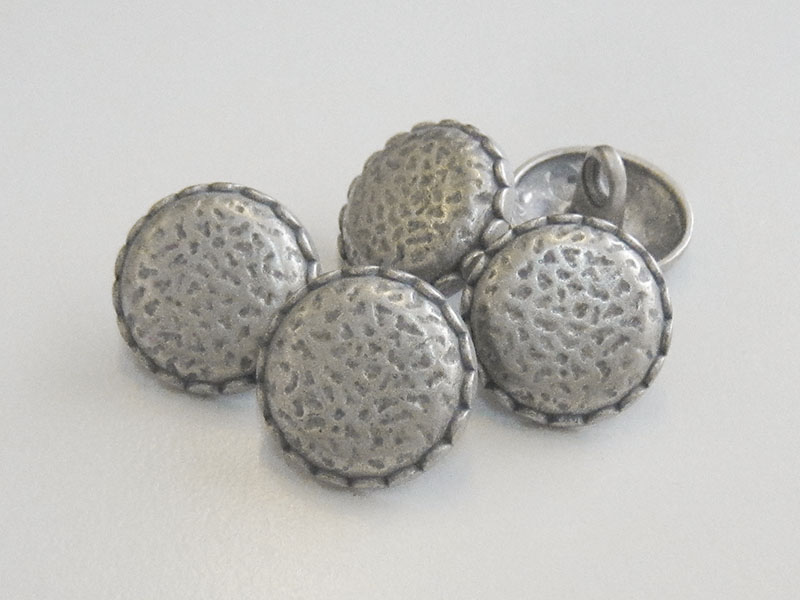 www.Knopfparadies.de - 5759as - Extravagante Ösenknöpfe in Altsilber / Zinn aus Metall wie Kronkorken