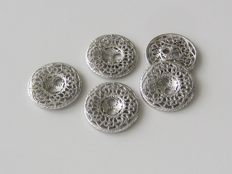 www.knopfparadies.de - 5746si - Bezaubernde Metallknöpfe in silber mit filigranem Durchbruchmuster