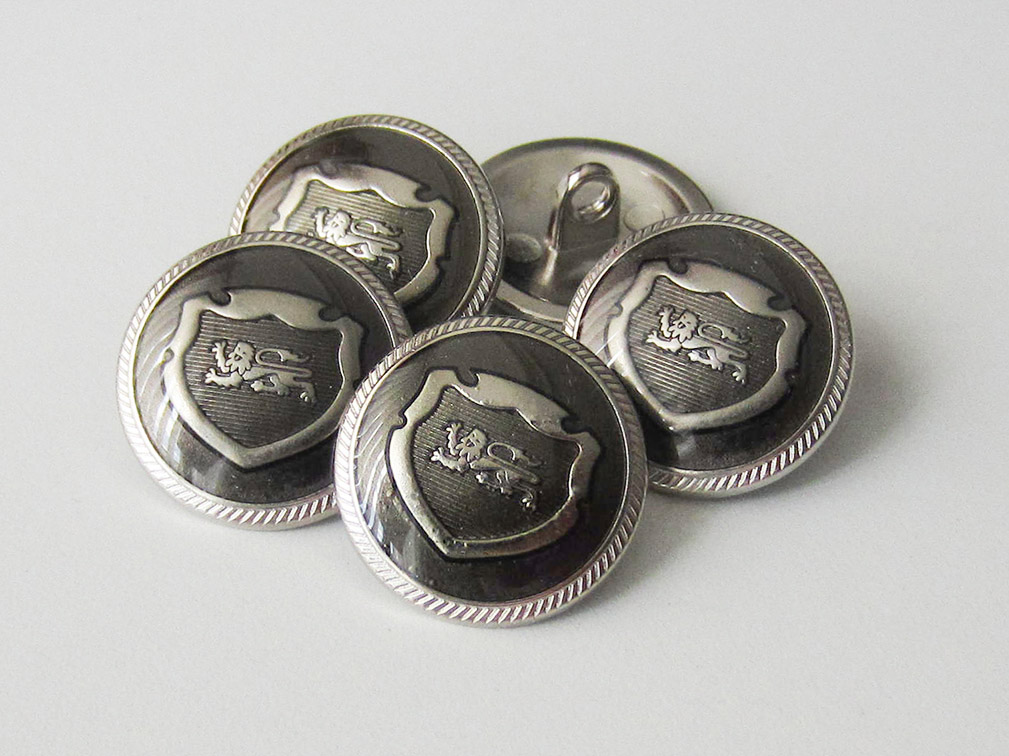 Silber-grünlicher Blazer Knopf mit Wappen und Löwe