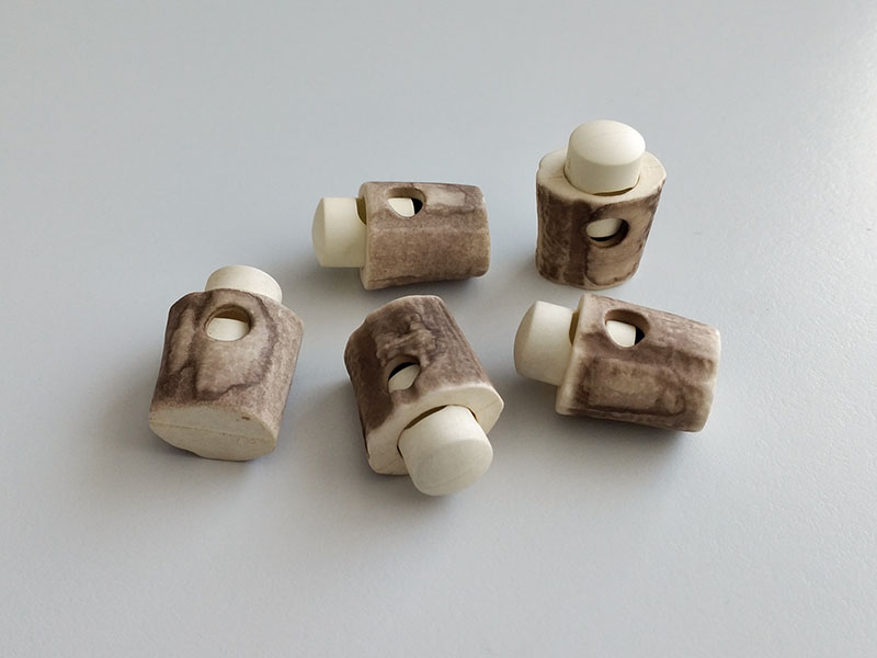 www.knopfparadies.de - 6709br - Kordelstopper aus Kunststoff in Horn-Optik