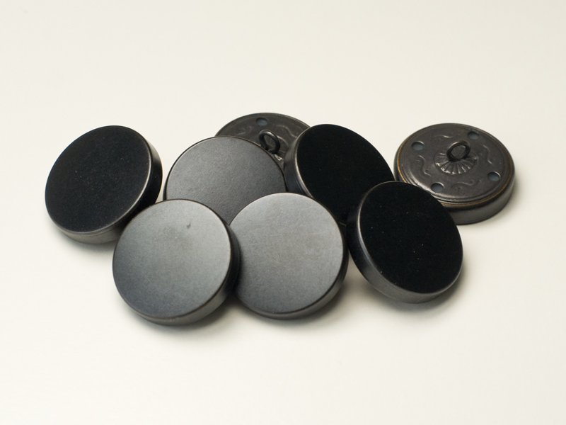 Schöne klassische schwarze Metallblechknöpfe