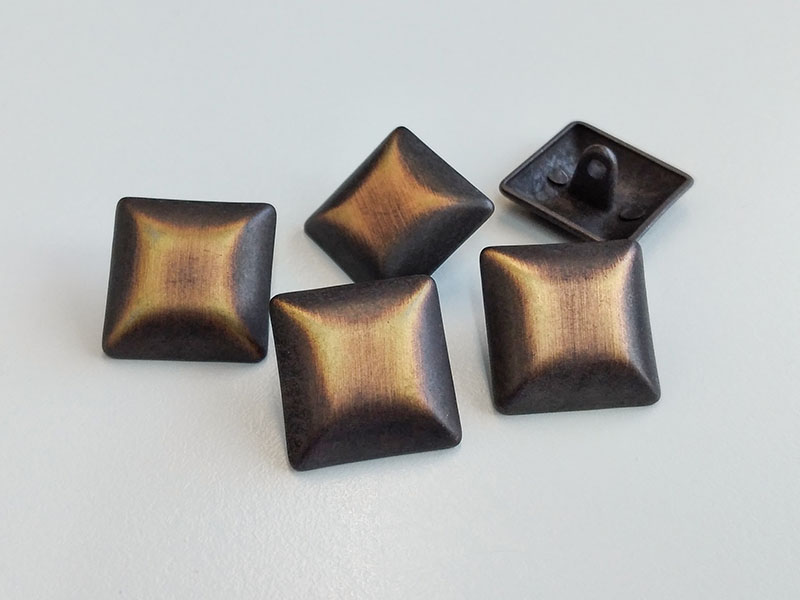 Attraktiver quadratischer Knopf bronzefarben